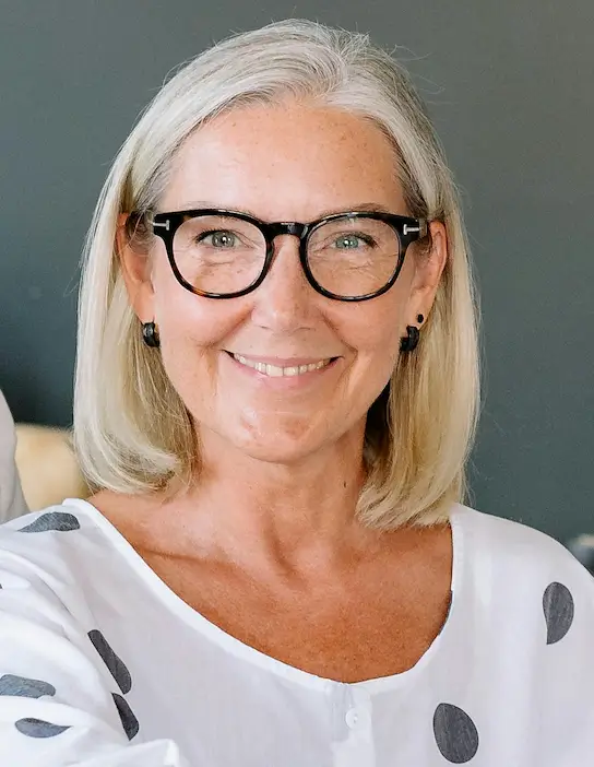 Camilla Göransson medarbetare kvinna med ljust hår och svarta glasögon