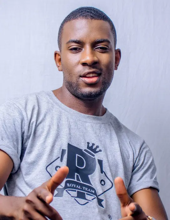 Kevin Johnson medarbetare cool kille med kort svart hår