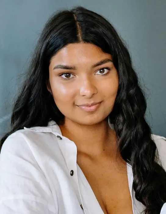 Mai Sharma medarbetare kvinna med mörk långt hår