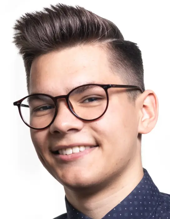 Simon Ottosson medarbetare cool frisyr brunt hår och bruna glasögon