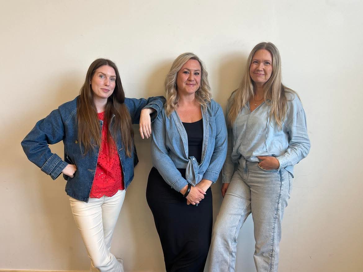 Tre kvinnor som står bredvid varandra
