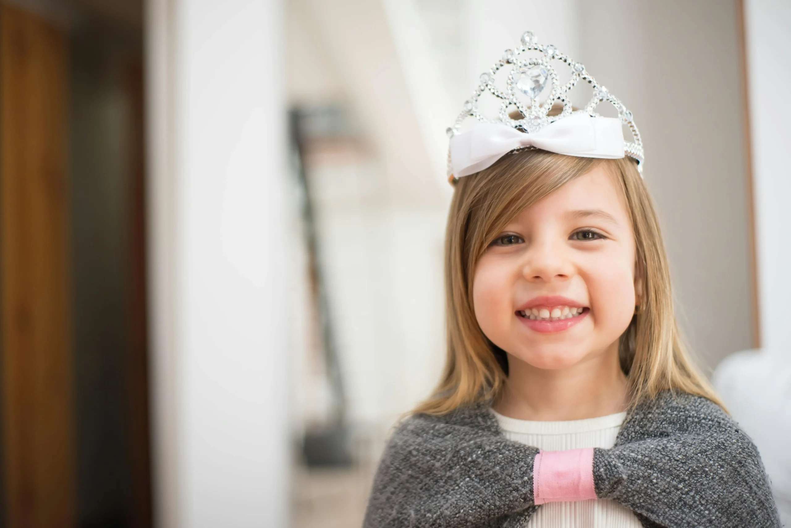 flicka utklädd till prinsessa med tiara i håret